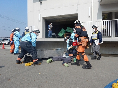 救出活動を行う救助隊