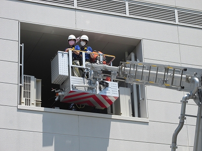 要救助者２名をバスケットに収容