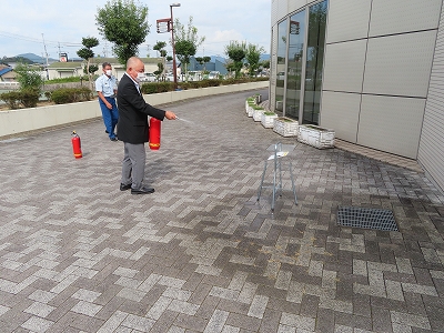 水消火器を取扱う德会長