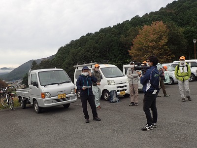 通報訓練の様子を見守る多可町観光交流協会登山部の皆さん