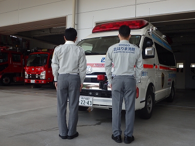 旧仕様の救急服（左側）と新仕様の救急服（右側）