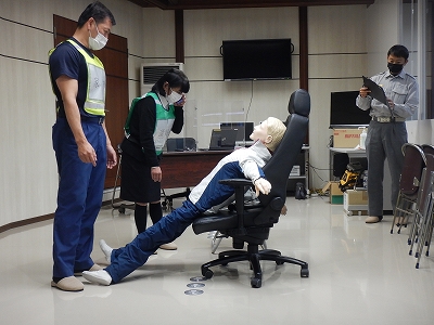 １１９番通報をする通報者