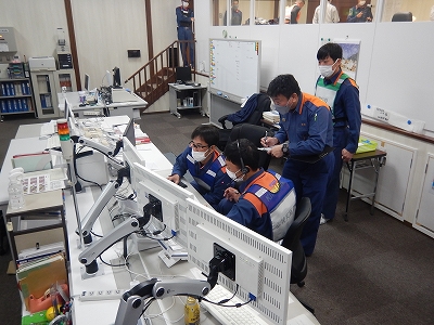 通報者に口頭指導（心肺蘇生法）を実施する通信指令員