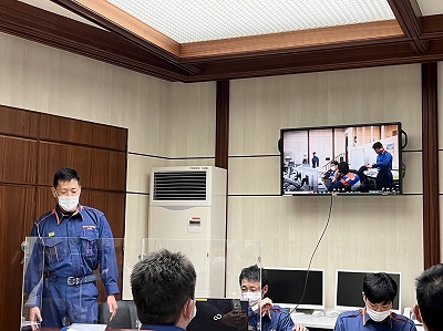 訓練を撮影した動画を交えた振り返り