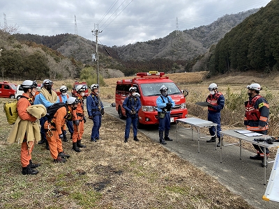 指揮本部にて活動方針を指示