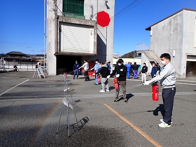 訓練用消火器を用いた体験を行う様子