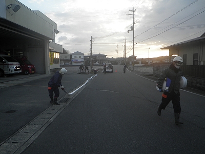 消防団によるホース延長