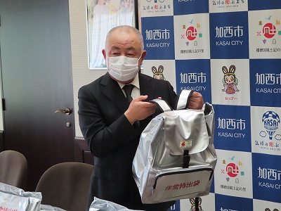 寄贈した非常用持出袋