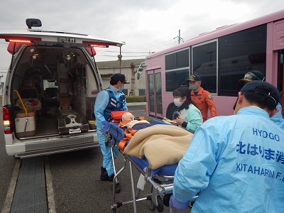 救急車内へ収容