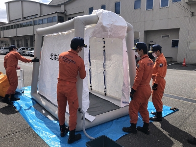 除染テントを点検している隊員