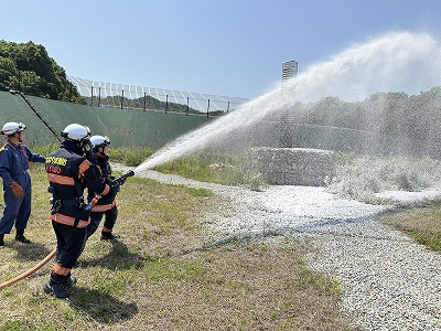 泡放水に伴う専用ノズルによる放水訓練の様子