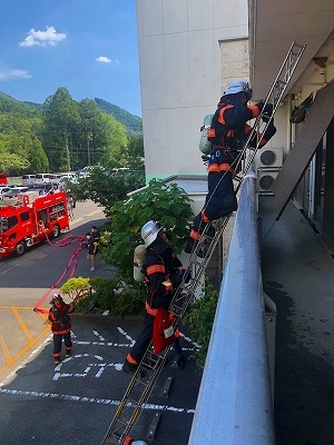 三連はしごを使用し屋内進入
