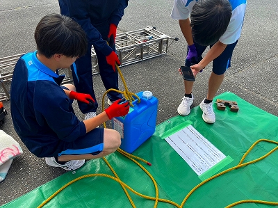 生活必需品引揚ブース（水タンクの引揚げ）