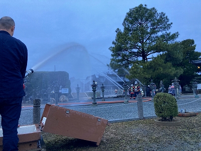 放水銃による放水（酒見寺）