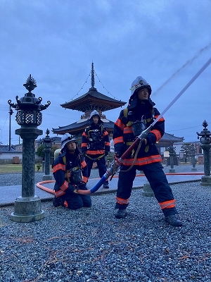 消防隊による放水（酒見寺）
