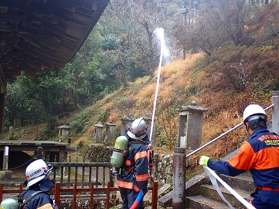 消防隊による放水（一乗寺）
