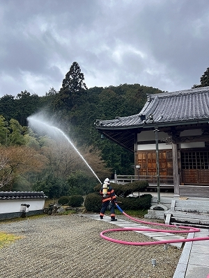 圓満寺本堂南側山林への放水