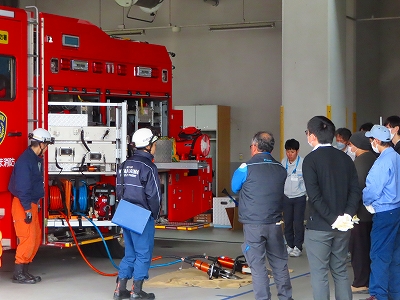 消防・救急・救助資機材見学の様子