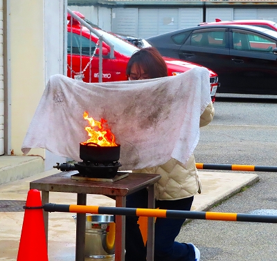 天ぷら油消火実験を行う様子