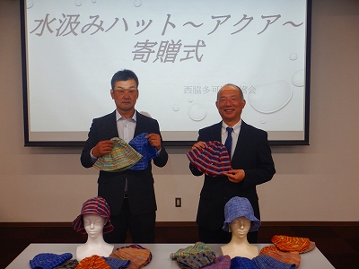 左から西脇多可防火協会高橋会長と播州織工業協同組合中森氏
