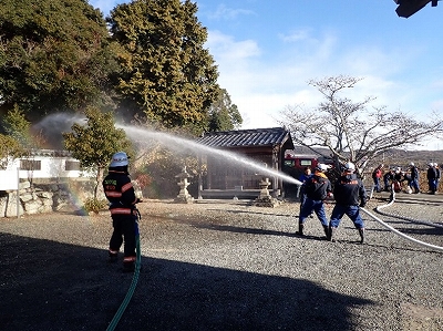 消防団による放水