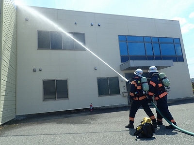 消防隊による放水訓練