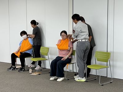 実技講習（三角巾取扱い）