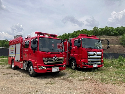 北はりま消防組合唯一の化学車(左)と水槽車(右)