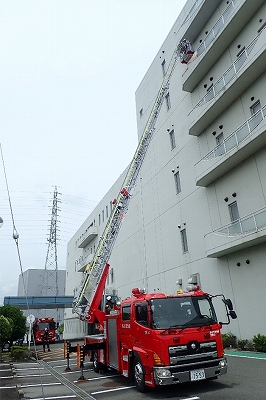 はしご車による救出訓練