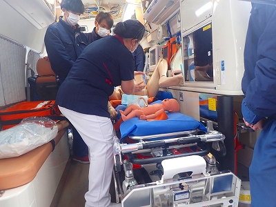 救急車内での分娩介助対応訓練