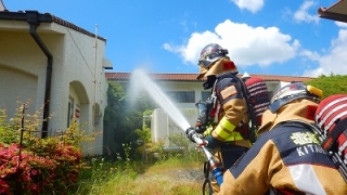 消防隊の放水活動