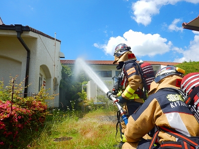 消防隊の放水活動