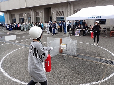 消火器競技の様子