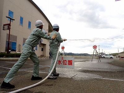 屋内消火栓競技の様子