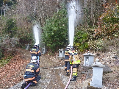 安海寺西側山林へ放水