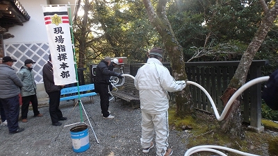 寺関係者によるホース延長