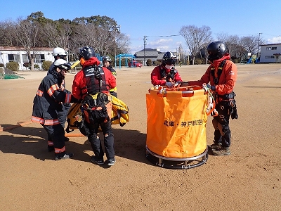 航空隊員と消火バケット準備活動